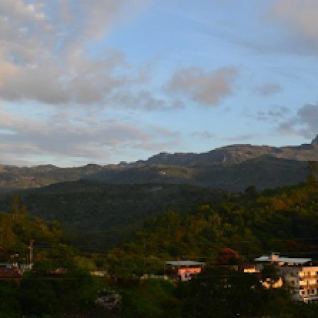 Fonte: Carlos Alexandre, 2015. Pico do Itambé, vertente leste do Espinhaço, visto da cidade de Santo Antônio do Itambé – MG
